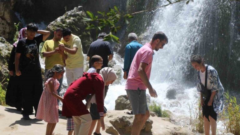 Girlevik Şelalesi’nde Hafta Sonu Yoğunluğu