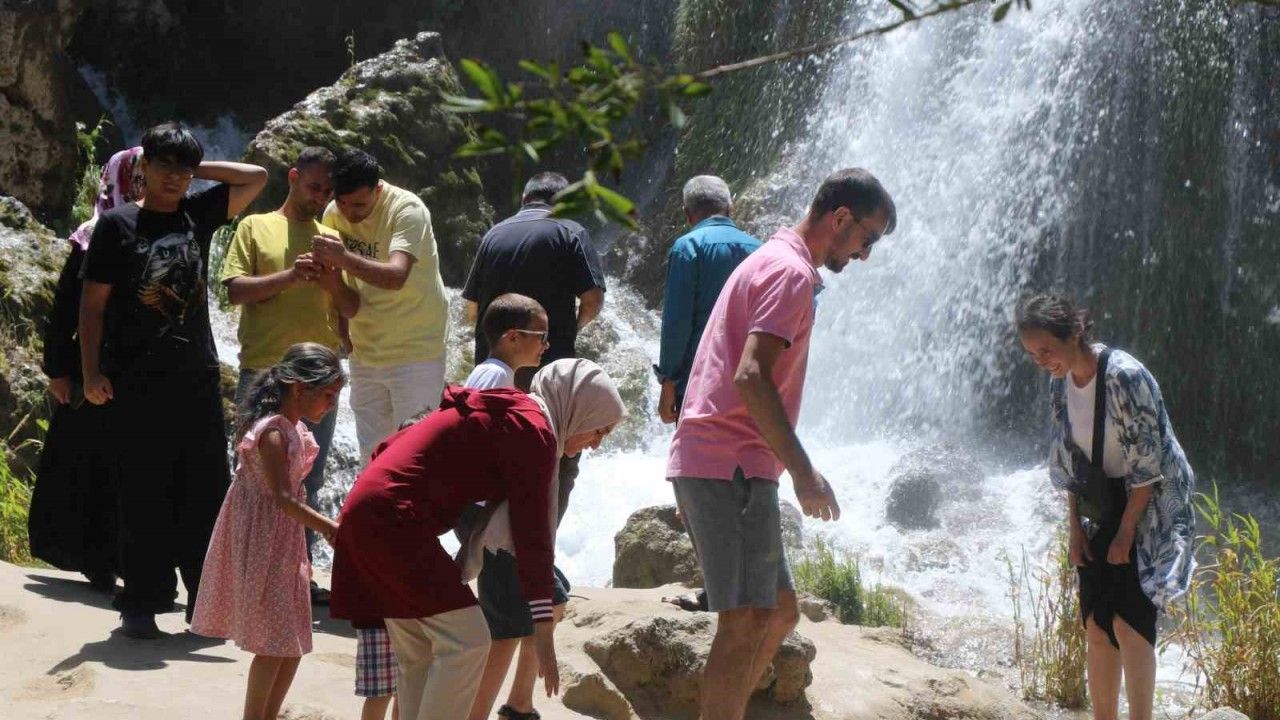 Girlevik Şelalesi’nde Hafta Sonu Yoğunluğu