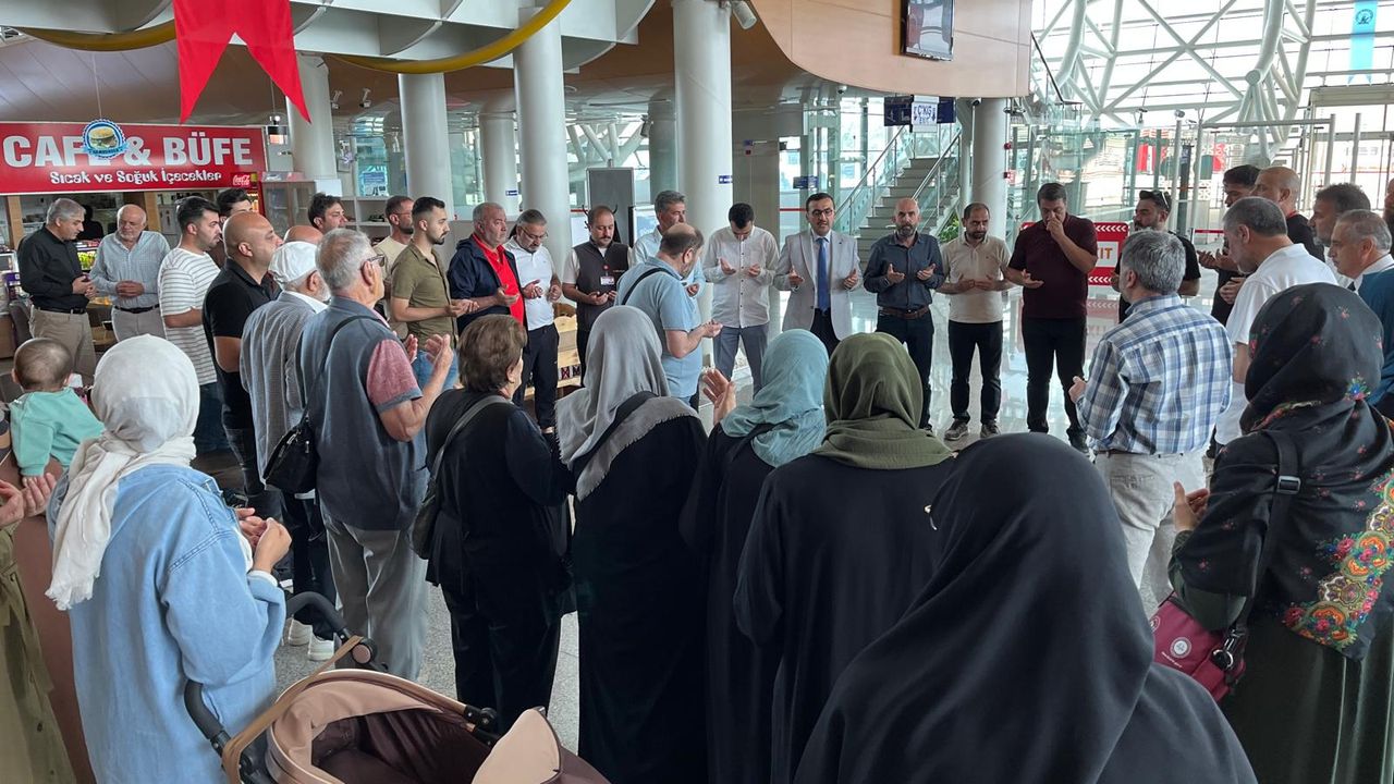 Hacı Adayları Dualarla Uğurlandı