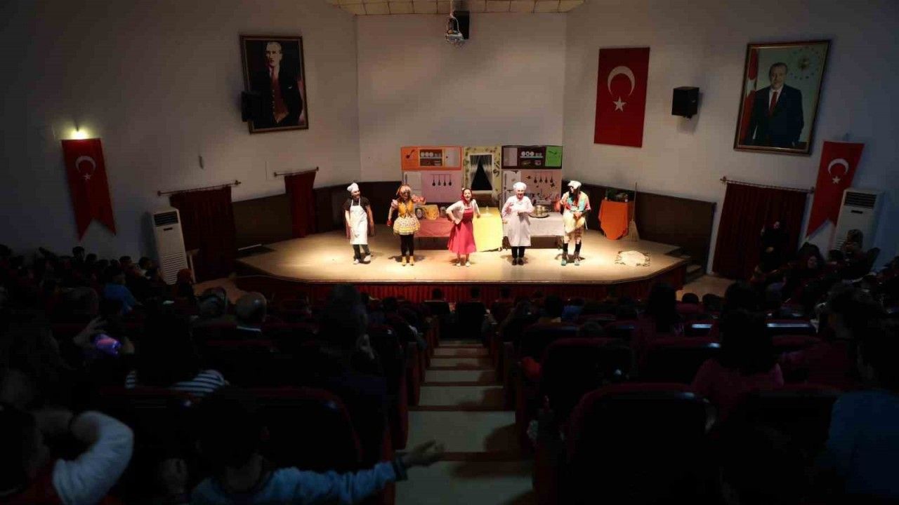 “Harikalar Mutfağı” İsimli Çocuk Oyunu Sahnelendi