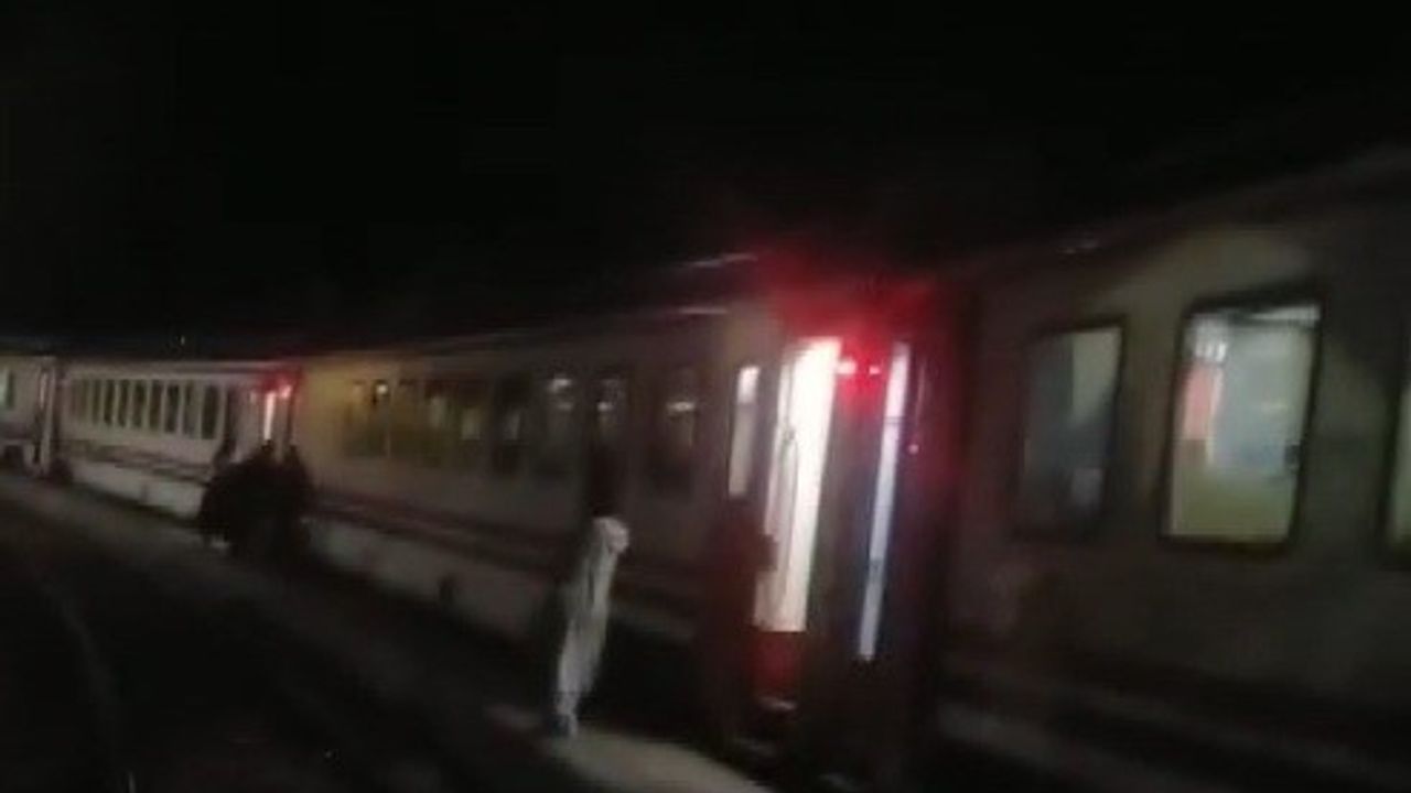 Heyelan Nedeniyle Doğu Ekspresi İliç Tren Garında Bekletiliyor