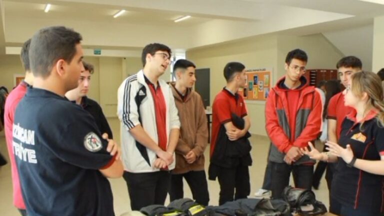 Kariyer Fuarı’nda 15 Meslek Grubu Öğrencilerle Buluştu