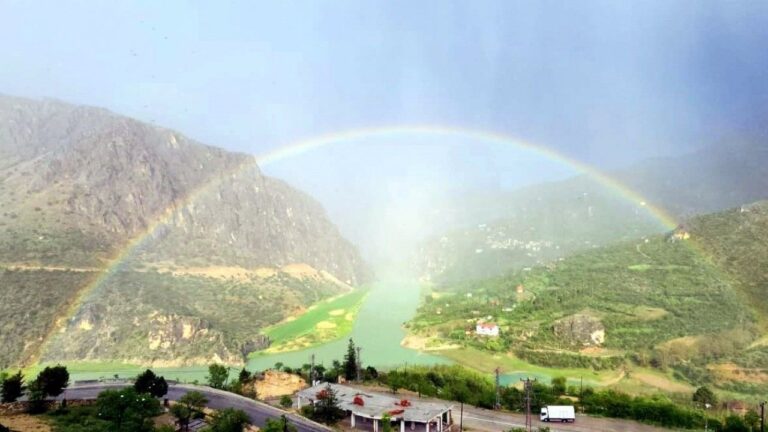Kemaliye’de Gökkuşağı Görsel Şölen Oluşturdu