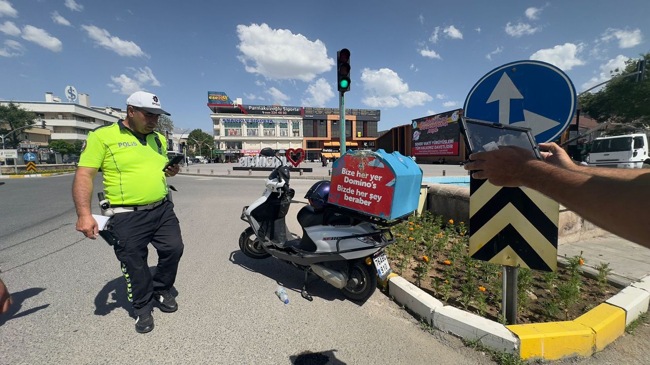 Dörtyolda Otomobil İle Kurye Çarpıştı; 1 yaralı