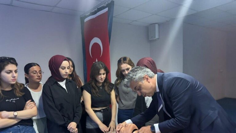 Öğretmen Adaylarına İlk Yardım Eğitimi