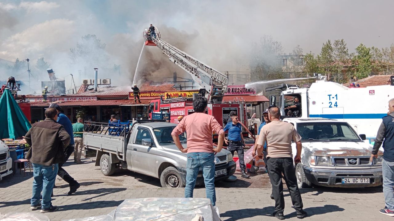 İtfaiye, DHM- TOMA Araçları Buğday Meydanı Yangınını Söndürmeye Çalışıyor