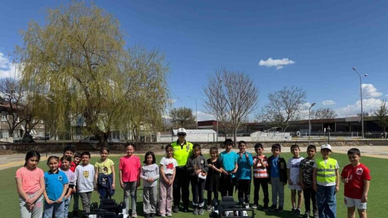 Polislerden Çocuklara Trafik Eğitimi