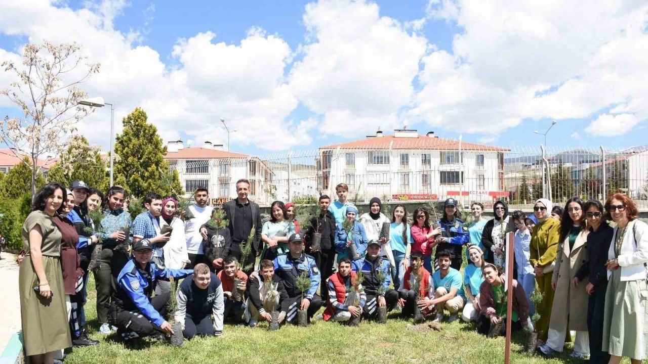 Polislerle Öğrenciler Fidanları Toprakla Buluşturdu