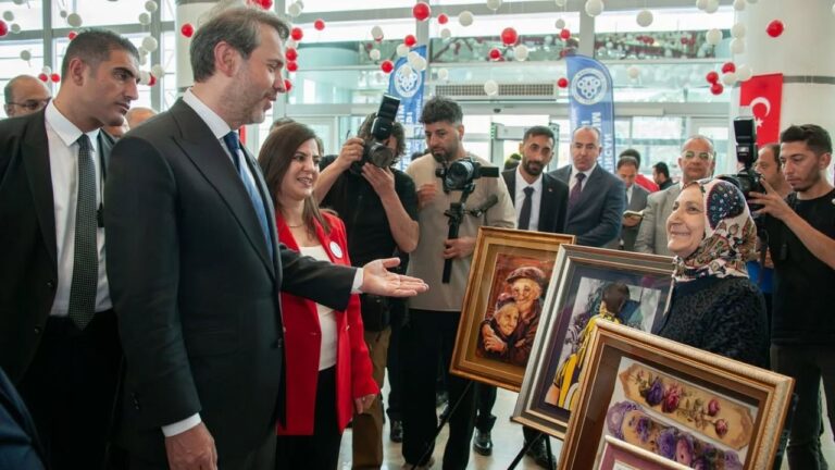 Bakan Bayraktar, Rölyef Sergisi’ni Ziyaret Etti