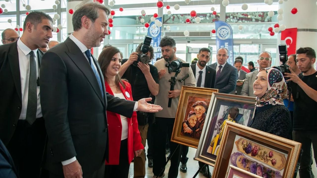 Bakan Bayraktar, Rölyef Sergisi’ni Ziyaret Etti