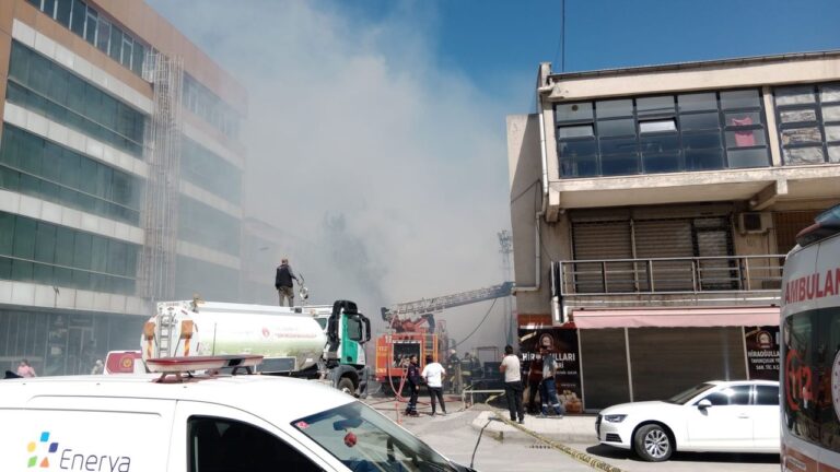 Vali- Emniyet Müdürü Yangını Söndürmek İçin Ekipleri Koordine Ediyor