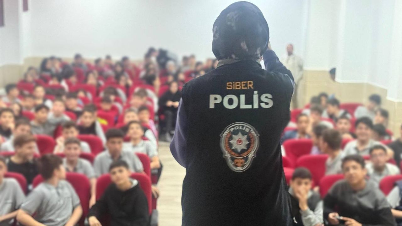 Öğrencilere Teknoloji Bağımlılığı Ve Siber Suçlar Anlatıldı