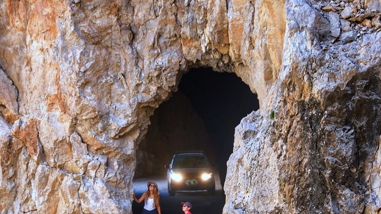 Taş Yolunda Tır Sıkıştı, Yol Ulaşıma Kapatıldı