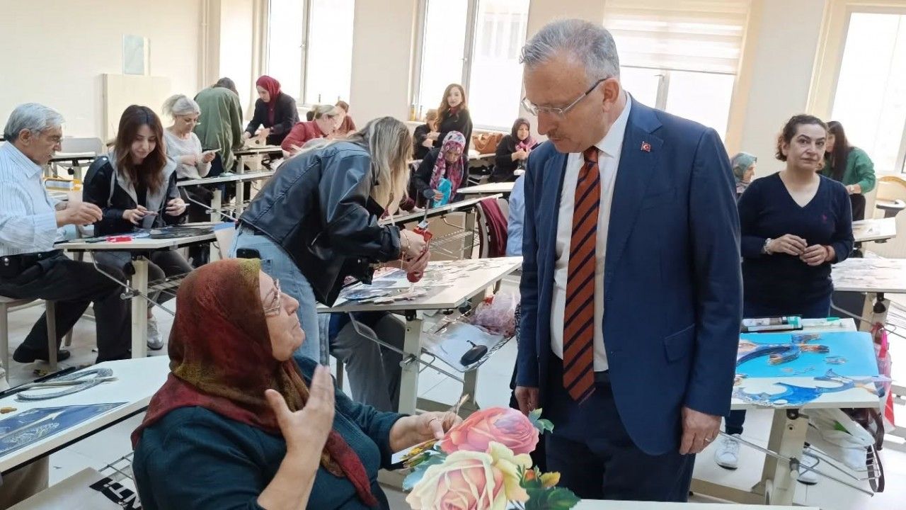 Tazelenme Üniversitesi Öğrencileri El Sanatları Atölyesinde