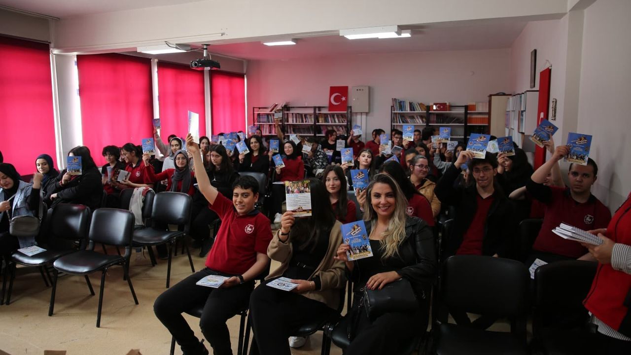 Bin 610 Öğrenci Teröre Karşı Bilgilendirildi
