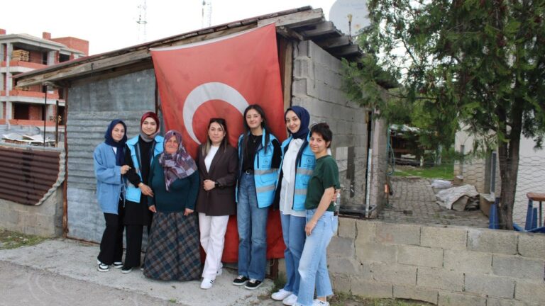 Terzi Baba Yurdu öğrencilerinden Şehit Annesine Anneler Günü Ziyareti