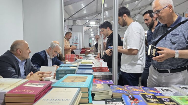 Diyanet İşleri Başkan Yardımcısı Doç. Dr. İşliyen Kitaplarını İmzaladı