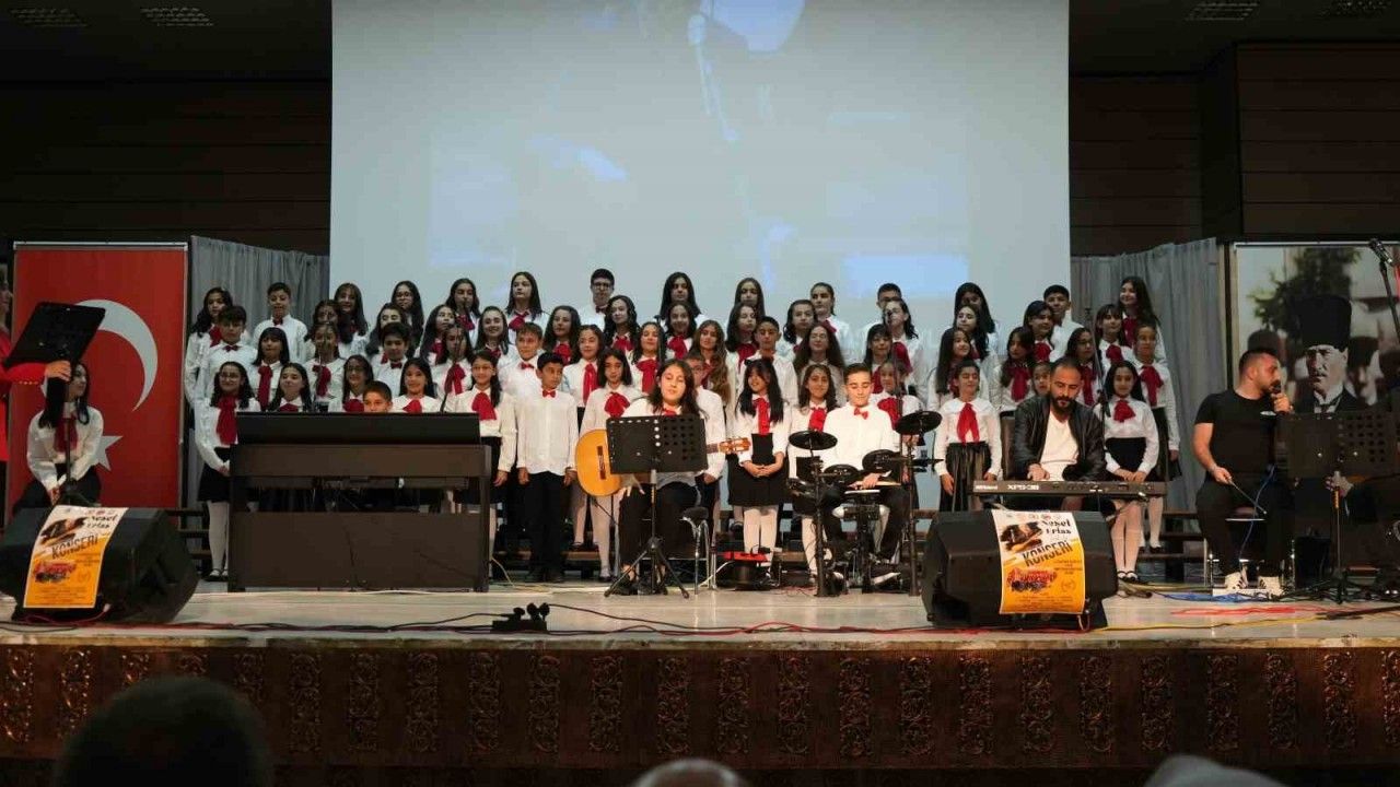 Ortaokul öğrencilerinden oluşan koro Neşet Ertaş türkülerini seslendirdi