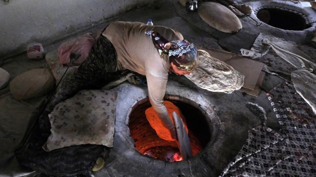 Tandır lavaşı 55 derecelik sıcak bir ortamda pişirilerek sofralardaki yerini korumaya devam ediyor