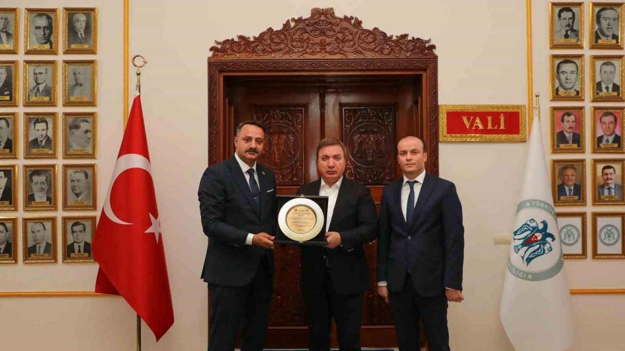 Vali Aydoğdu’ya “Fahri Hemşehrilik Beratı” verildi