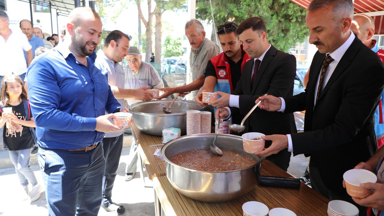 Kurşunlu Camiinde Aşure İkramı Yapıldı
