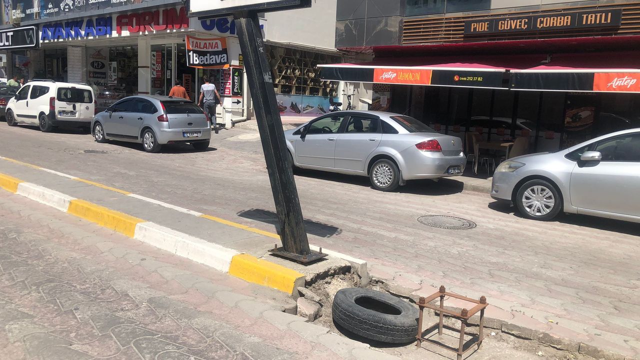 Cadde Ortasındaki Çukurlara ”Oto Lastik”li Çözüm