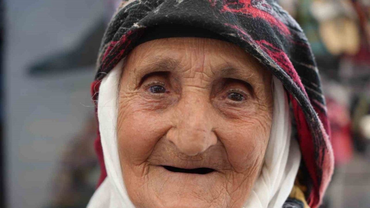 98 Yaşına Rağmen Çorap Satarak Aile Bütçesine Katkıda Bulunuyor