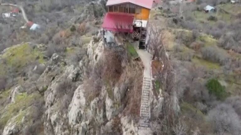 Kayalığa Yapılan Ev Görenleri Şaşırtıyor; 96 Basamakla Çıkılıyor