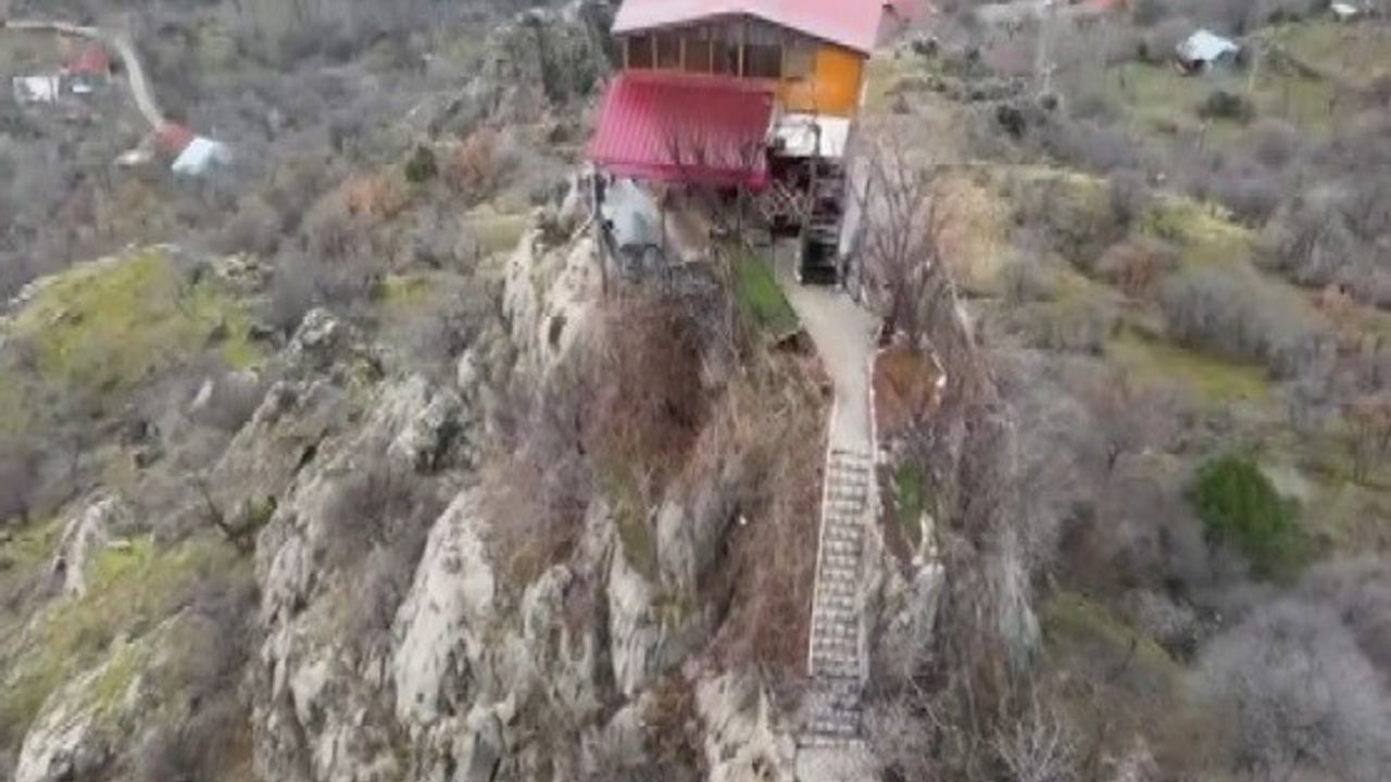Kayalığa Yapılan Ev Görenleri Şaşırtıyor; 96 Basamakla Çıkılıyor