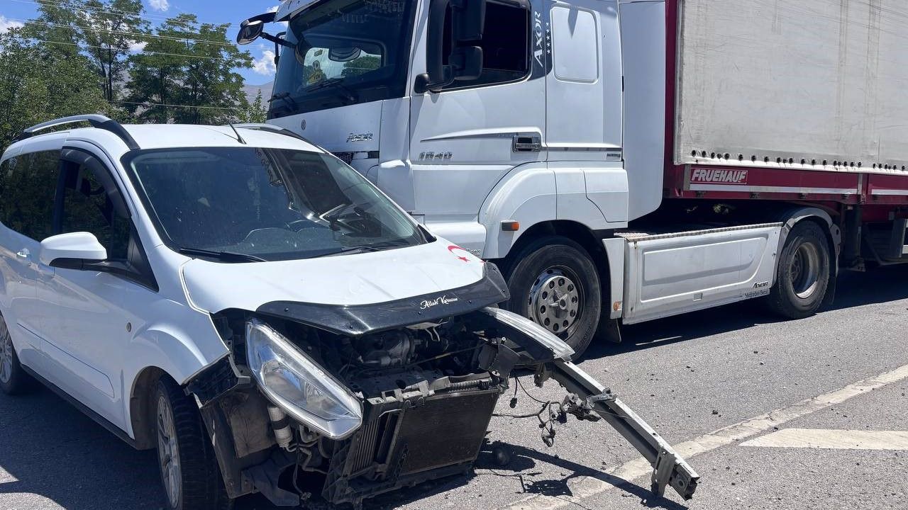 Otomobil İle Tır Çarpıştı; 2 Yaralı