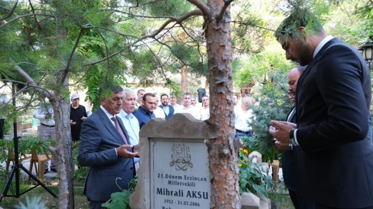 Erzincan Eski Milletvekili Mihrali Aksu Kabri Başında Dualarla Anıldı