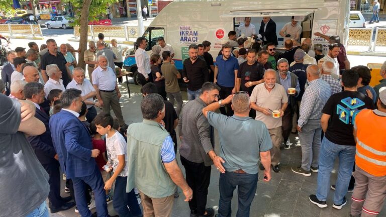 Uzun Çarşı Esnaflarından Aşure İkramı