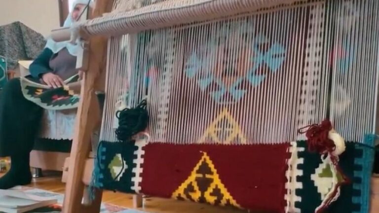 84 Yaşında Cengerli Kilimini Dünyaya Tanıtıyor