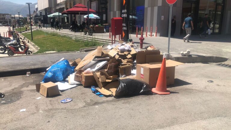 Meydan 24 AVM, Başka Çöp Toplama Alanı Bulamadınız Mı?