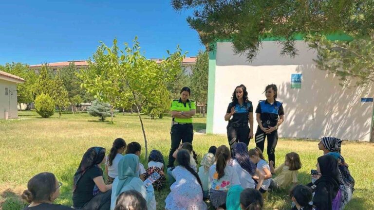 Erzincan Polisi Çocukları Bilgilendiriyor