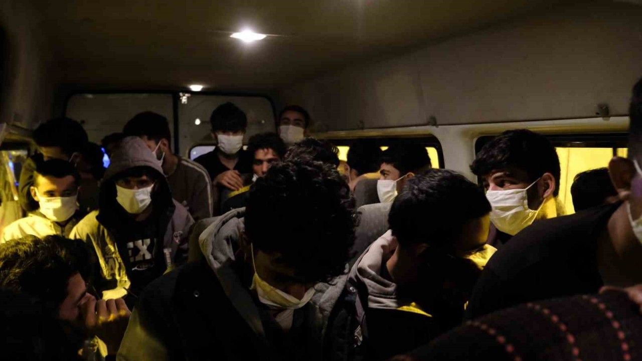 Erzincan’da 24 Kaçak Göçmen 2 Organizatör Yakalandı