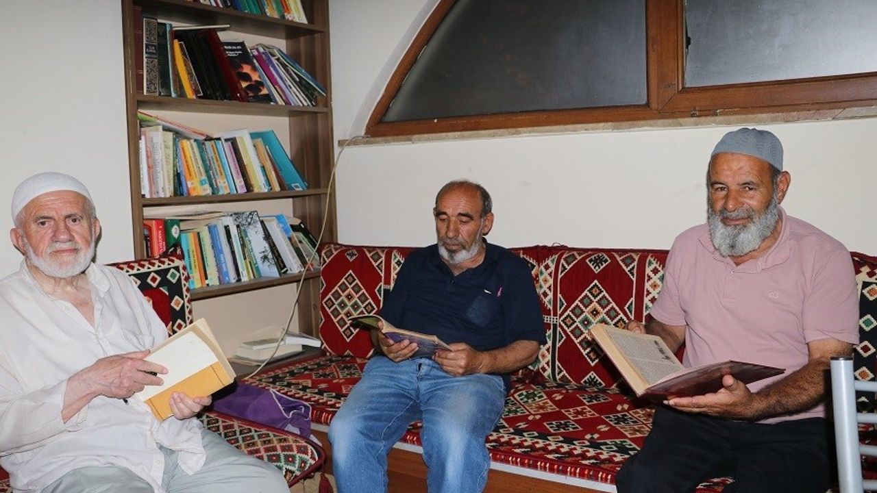 Erzincan’da camiler kitapla buluştu: Hem çay yudumluyorlar hem kitap okuyorlar