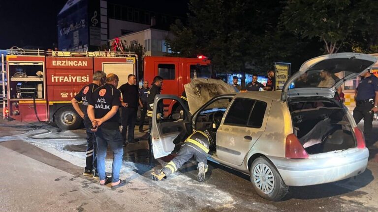 Erzincan’da gece saatlerinde korkutan araç yangını