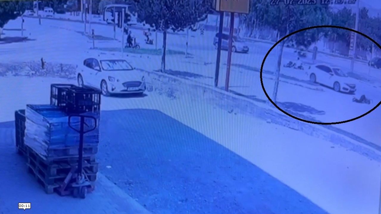 Erzincan’da Otomobil İle Elektrikli Bisikletin Çarpışma Anı Kameraya Yansıdı