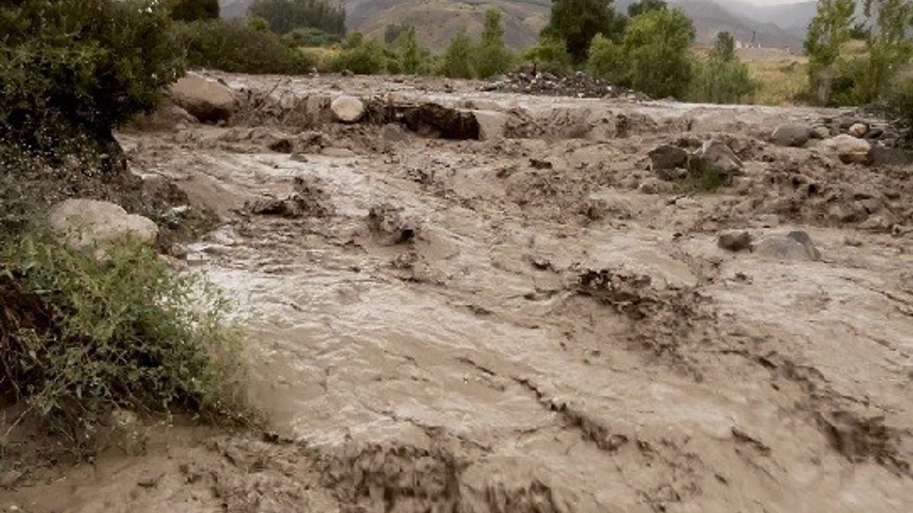 Erzincan’da Sağanak Yağış Sele Dönüştü Sakaltutan Mevkiinde Dereler Taştı