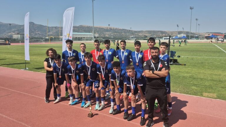 Erzincan Futbol Takımından Türkiye Üçüncülüğü