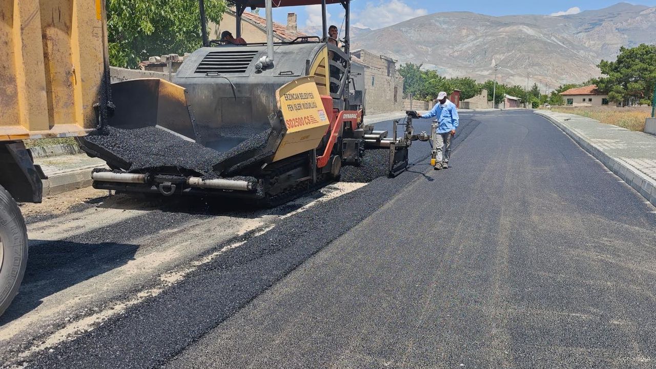 Geçit Yerleşkesinde Asfalt Serim Çalışmaları Yapılıyor