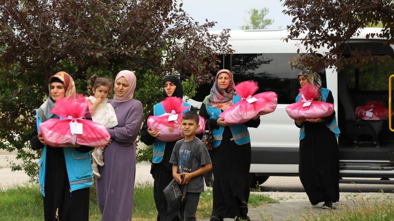 Gençlere Çeyiz Setleri Hediye Edildi