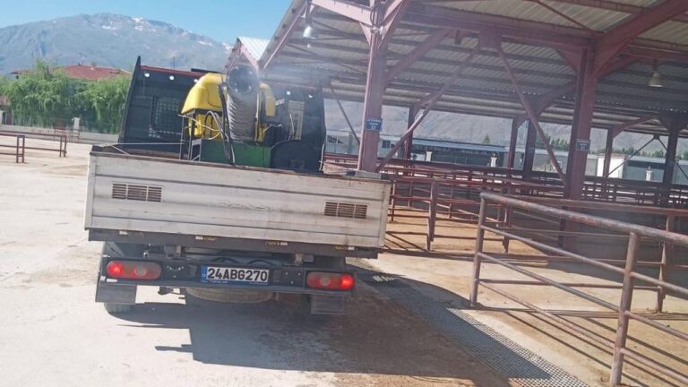 Kapatılan Canlı Hayvan Pazarı Dezenfekte Ediliyor