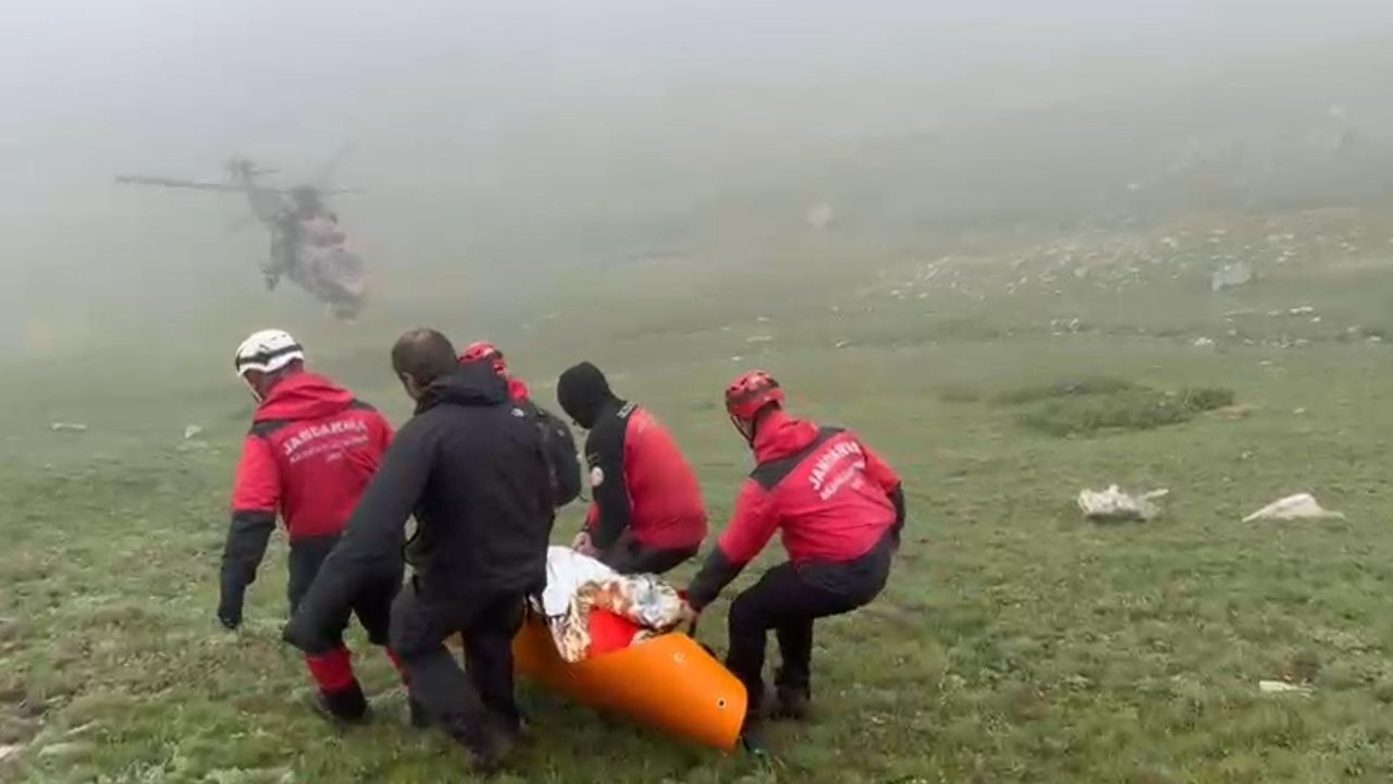 Uçağın Enkazındaki Yaralı Yolcu ve Ölen Pilotun Cenazesi Helikopterle Alındı