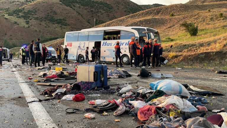 Kızıldağ’da Otobüs Kazası; 4 Ölü 33 Yaralı