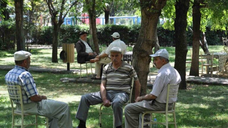 Sıcak havalarda susuzluk hissi olmasa bile her gün en az 2-2,5 litre sıvı tüketilmeli