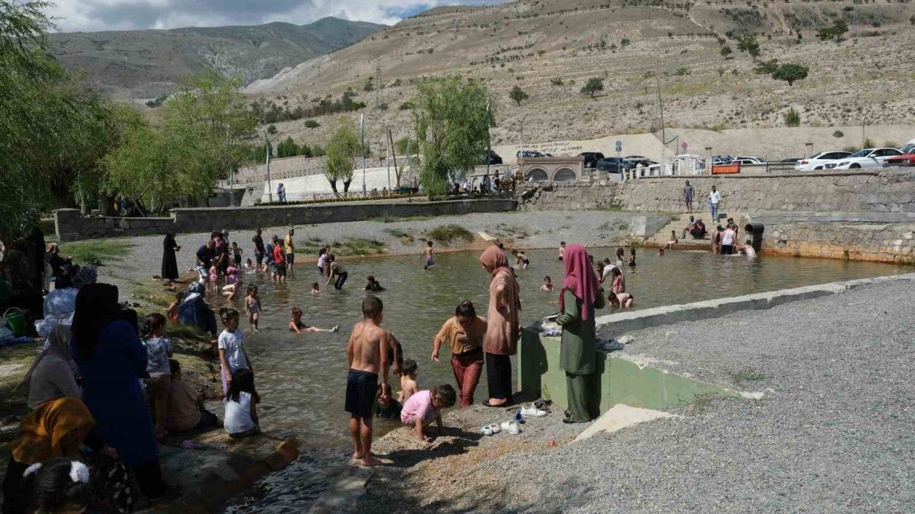 Sıcaktan Bunalan Çocuklar Havuzda Serinledi