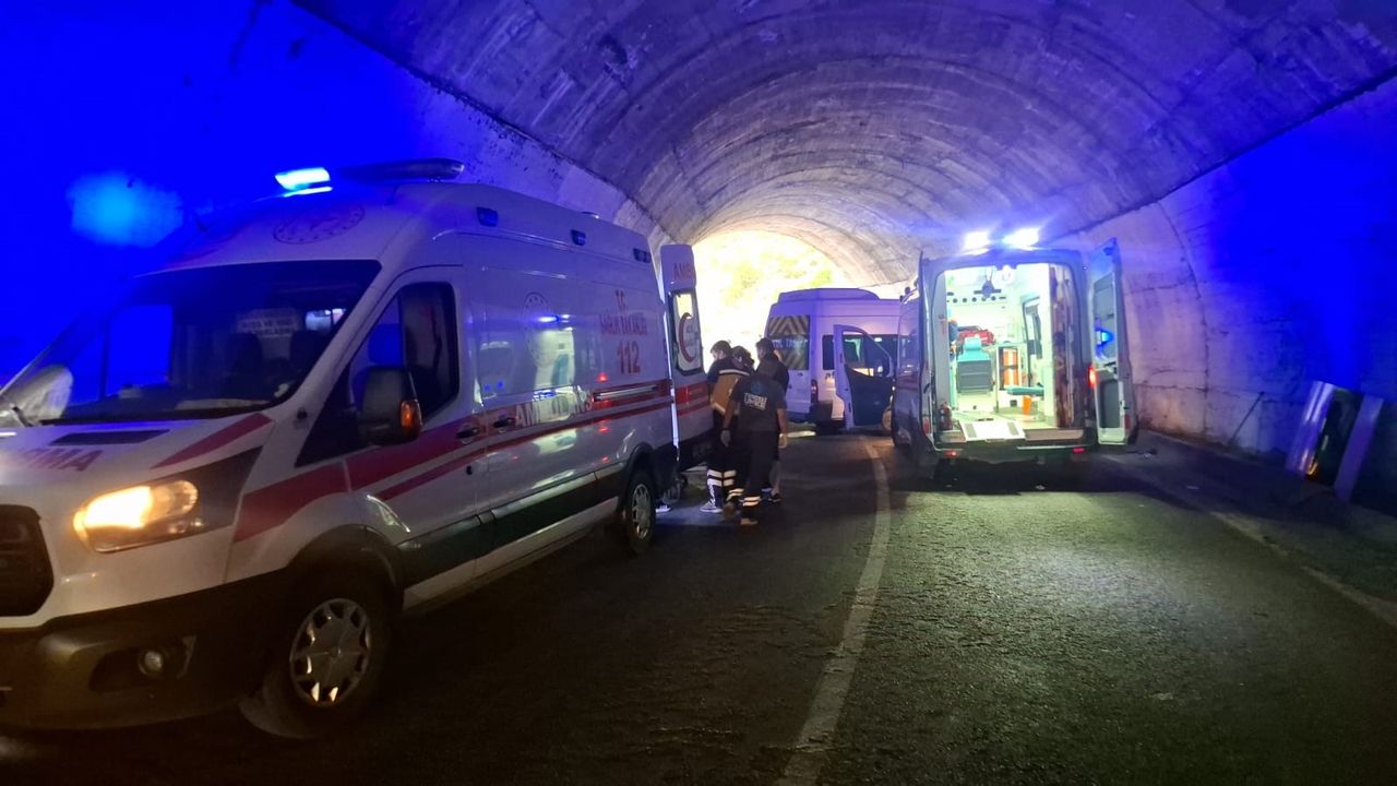 Erzincan Tunceli Yolunda Tunel İçinde Kaza; 8 Yaralı