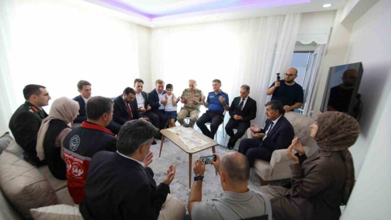 Vali Aydoğdu Şehit Ailesini Ziyaret Etti